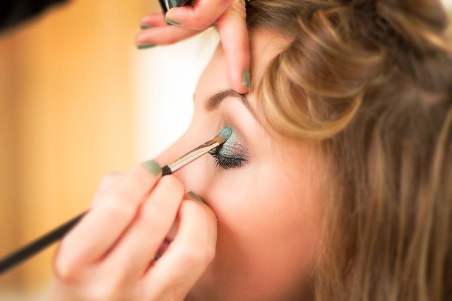 Makijaż smokey eyes – sprawdzony sposób na wyrazisty makijaż oka